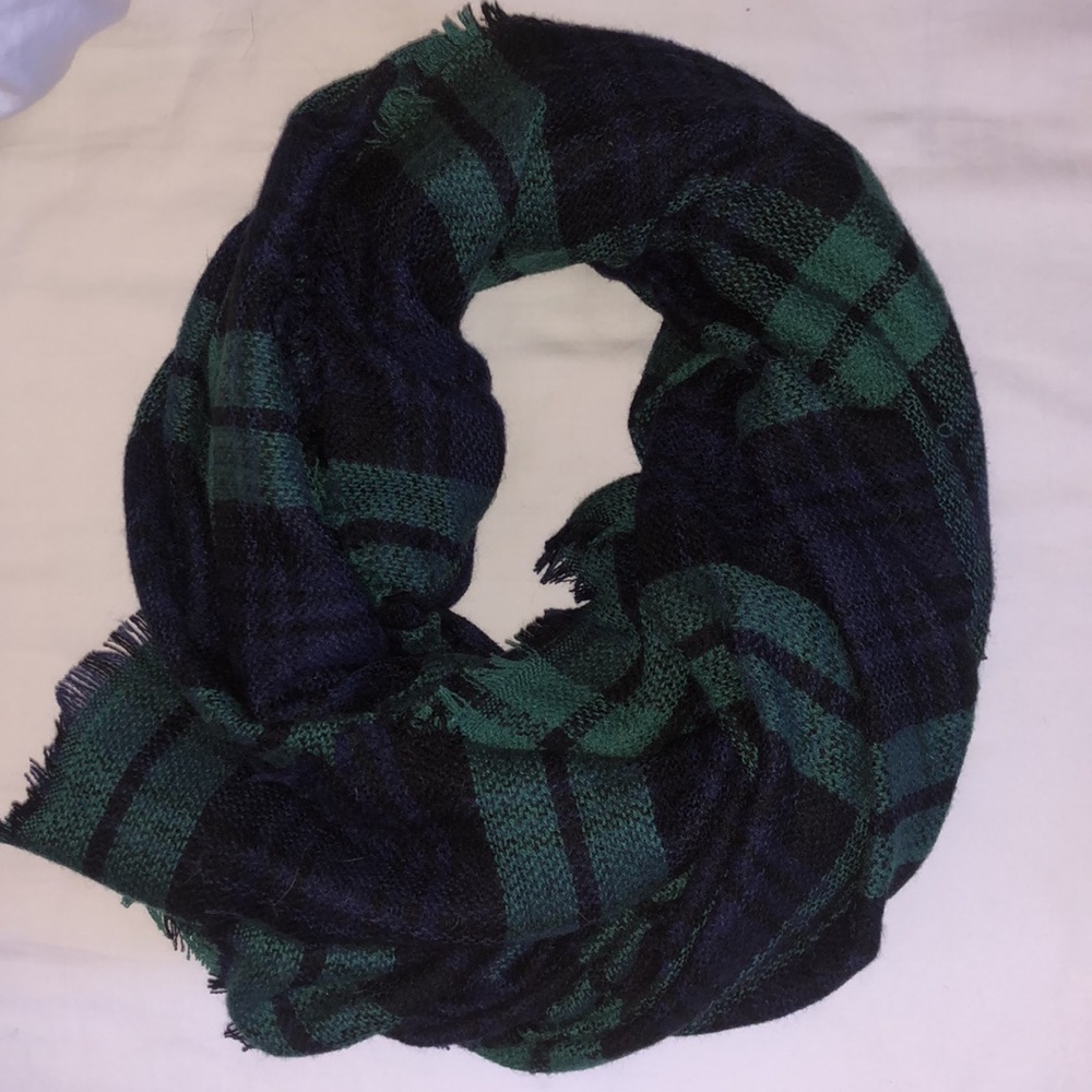 Quagga Green label• Green & Navy Scarf